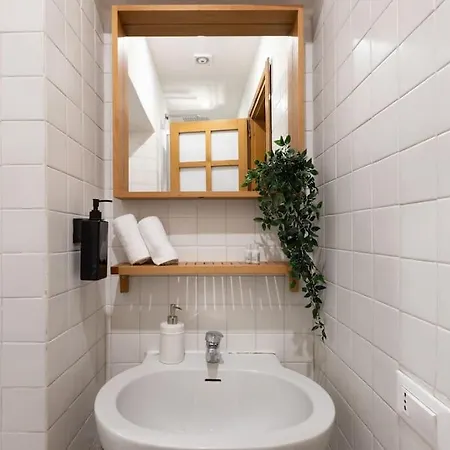 Historic Domus -100 Mt From The Colosseum And 1 Min Metro Apartment Rome
